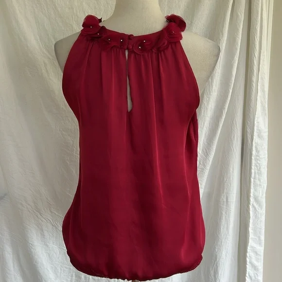 White House Black Market: Sleeveless, Red-ish, Floral Embellished Top: Size L - Picture 4 of 9